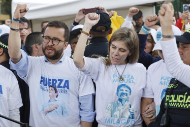 La hermana del senador Miguel Uribe, María Carolina Hoyos Turbay (d), y el Concejal de Bogotá Andrés Barrios (i),