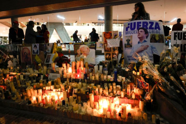  altar en honor al senador y precandidato presidencial colombiano Miguel Uribe Turbay este lunes, en la Fundación Santa Fe de Bogotá (Colombia). 