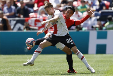 El jugador Urawa Red Diamonds Yoichi Naganuma en acción contra el mediocampista de River Plate Franco Mastantuono.