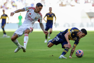 Ángel Di María del Benfica (Izd.) en acción contra Alan Velasco, de Boca Juniors. 