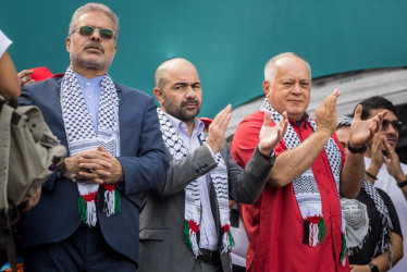 El embajador de Irán en Venezuela, Ali Chegini (i), el embajador de Palestina en Venezuela, Fadi Alzaben (c), y el ministro de Interior y Justicia de Venezuela, Diosdado Cabello, participan en una manifestación por la paz en Irán y Palestina este jueves, en Caracas.
