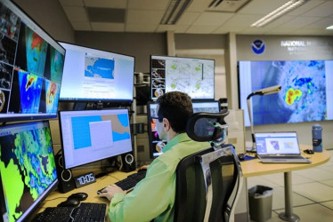 Foto | EFE | LA PATRIA Un miembro del personal del Centro Nacional de Huracanes trabaja en el Centro Nacional de Huracanes (NHC) de la Administración Nacional Oceánica y Atmosférica (NOAA) en Miami, Florida.