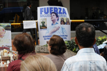Foto | EFE | LA PATRIA Las personas se reúnen a rezar frente a la clínica Fundación Santa Fe por la recuperación del senador y precandidato presidencial Miguel Uribe Turbay.