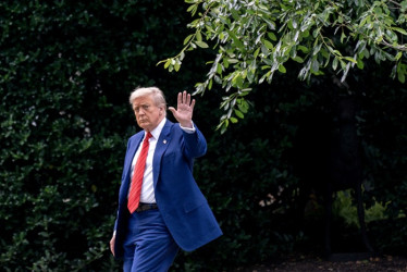 Foto | EFE | LA PATRIA El presidente Donald Trump despidió a 639 empleados de USAGM y Voice of America.