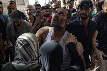 Foto | EFE | LA PATRIA Palestinos se despiden de familiares asesinados en un ataque aéreo de Israel en la playa de Gaza.