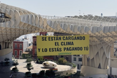 Greenpeace desplegó una gran pancarta a unos veinte metros de altura en el centro de Sevilla, durante el encuentro de la ONU.