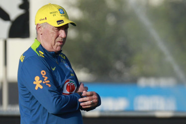 El entrenador de la selección brasileña de fútbol, Carlo Ancelotti, participa de un entrenamiento este lunes, en el centro de entrenamiento del club Corinthians, en Sao Paulo (Brasil). 