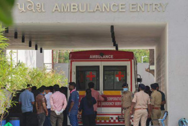 Una ambulancia permanece fuera del complejo mortuorio donde se conservan los restos de las víctimas de accidentes aéreos, en el Hospital Civil de Ahmedabad, Gujarat, oeste de la India, el 15 de junio de 2025.