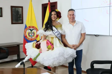La reina Salomé Álvarez con el alcalde de Pereira, Mauricio Salazar. 