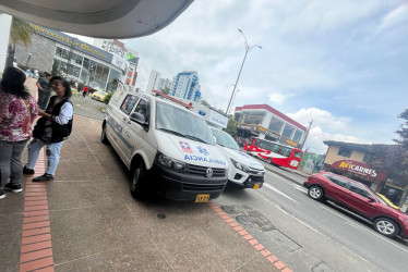Las ambulancias parqueadas en la entrada a urgencias de La Presentación.