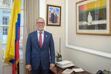  Alfredo Saade, el nuevo jefe de gabinete del presidente, Gustavo Petro, durante su posesión este miércoles.