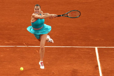 Aryna Sabalenka, de Bielorrusia, en acción durante su partido de semifinales femeninas contra Iga Swiatek, de Polonia, en el torneo de tenis Grand Slam del Abierto de Francia en Roland Garros en París, Francia, este 5 de junio de 2025.