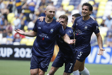Christian Gray (i) junto a sus compañeros de Auckland celebran un gol ante Boca este martes, en un partido del Mundial de Clubes entre Auckland City y Boca Juniors en el estadio Geodis Park en Nashville (EE.UU.). 
