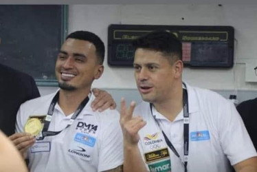 El billarista ansermeño Huberney Cataño y su compañero Pedro González con las medallas. 