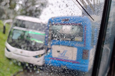 Foto| LA PATRIA  El choque entre dos busetas de servicio público esta mañana.