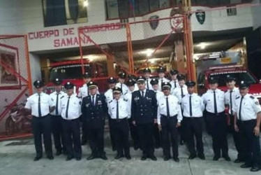 Integrantes del Cuerpo de Bomberos de Samaná, en sus 55 años de servicio.