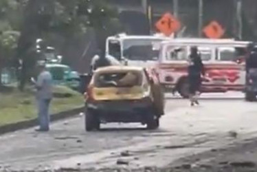 El estallido afectó a un taxi y dejó al menos una persona herida.