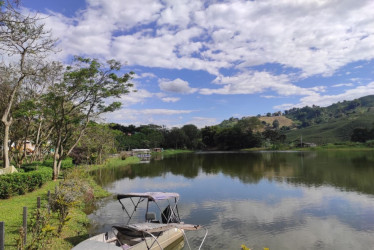Panorámica del embalse Cameguadua. En primer plano un bote.