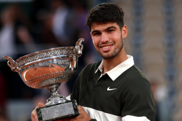 Carlos Alcaraz con el trofeo del Roland Garros. 
