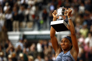 La tenista estadounidense Coco Gauff con el trofeo del Roland Garros. 