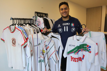 El veterinario Juan Felipe Vélez lleva 15 años coleccionando camisetas del Once Caldas y ya posee 80. Entre sus favoritas están la de 1998, la de 1999 y la de 1995.