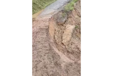 En video: se caen pedazos de una vía en Caldas que une a dos municipios. La Gobernación atiende la carretera afectada.