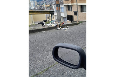 Las basuras siguen invadiendo esta esquina.