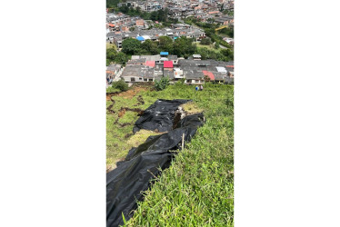 La Unidad de Gestión del Riesgo de Desastres (UNGRD) destinará 1.200 millones para atender la emergencia en los barrios San Carlos y Fumvascar de Chinchiná. Cuesta unos 1.750 millones intervenir el talud.