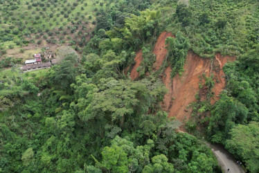 El deslizamiento ocurrió en el sector La Secreta. Hay cierre total de la vía. 