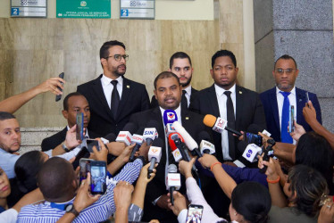 El procurador fiscal de la Dirección General de Persecución del Ministerio Público dominicano, Héctor García (c), habla con la prensa este sábado en el Palacio de Justicia en Santo Domingo (República Dominicana).