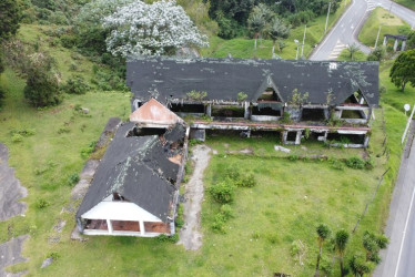 Desde esta perspectiva, se evidencia la magnitud del abandono: estructuras vencidas, vegetación invasora y un pasado que se desmorona con los años.