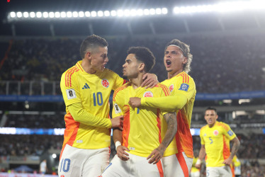 James Rodríguez (i), Luis Díaz (c) y Richard Ríos de Colombia celebran un gol este martes, durante un partido por las eliminatorias sudamericanas para el Mundial 2026 entre las selecciones de Argentina y Colombia en el estadio Monumental en Buenos Aires (Argentina). 