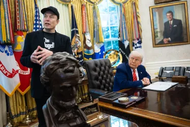 Elon Musk (izq.) fue hasta hace poco estrecho colaborador del Gobierno de Donald Trump en Estados Unidos.