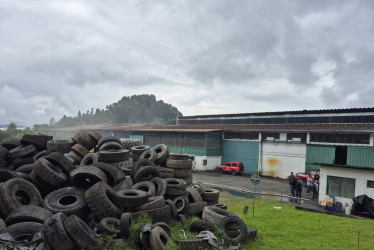 El incendio ocurrió sobre la 1:00 p.m. en la terraza 6 de Maltería, zona industrial de Manizales. La empresa afectada es Segar, procesadora de llantas.