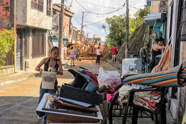 Vecinos de los barrios Fumvascar y San Carlos de Chinchiná madrugaron este martes (3 de junio) a mover la tierra que cayó sobre tres viviendas y tapó la vía de acceso a los Barrios Unidos del Sur. 