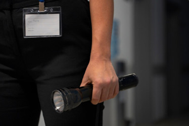 Guardia de seguridad en el lugar de trabajo