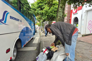 La basura y heces dejadas por los habitantes de calle incomoda a habitantes del sector El Cable, de Manizales.