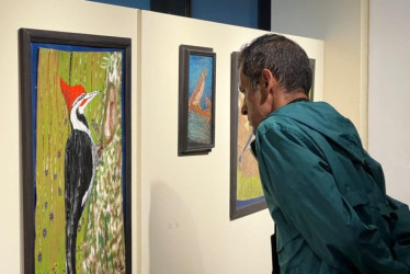 Foto | Cortesía Jorge Augusto Valencia | LA PATRIA El maestro Jorge Augusto Valencia plasma en hojas la naturaleza que lo rodea. Expone en la Casa de la Cultura de Villamaría. También emplea la técnica sobre lienzo, pero la más llamativa es la que desarrolla en hojas de plátano y palma.