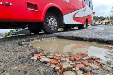 El hueco que deben esquivar los carros y busetas sobre toda la calle principal, que con la lluvia se inunda y se pierde su visibilidad.