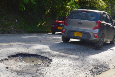 Los carros deben pasar con atención para evitar accidentes.