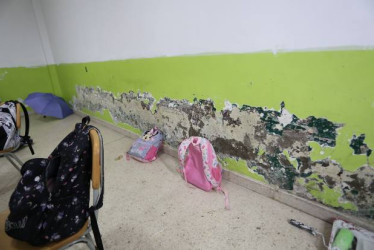  Foto I Luis Fernando Trejos I LA PATRIA  El mal manejo o la falta de control de aguas lluvias o residuales han sido dolor de cabeza en la escuela La Capilla, del barrio La Enea de Manizales.