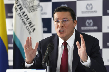 El registrador nacional de Colombia, Hernán Penagos, habla con la prensa este martes en Bogotá (Colombia). Penagos aseguró que deja en manos de las altas cortes la decisión de si el organismo electoral que dirige debe hacer o no la consulta popular sobre la reforma laboral convocada por decreto por el presidente Gustavo Petro pese a que ya fue rechazada por el Senado.