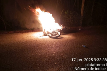 En Supía se incineró una moto.