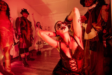 Foto | Cortesía Valentino y Sebastián Cárdenas | LA PATRIA  El colectivo multidisciplinario Global lleva la moda y el arte a expresarse con libertad y sin reglas, mezclando a los parches entre amigos con las presentaciones artísticas.