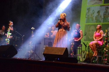 Foto | Freddy Arango | LA PATRIA   Vicky Echeverri colabora con María Isabel Saavedra en la creación de los libros que homenajean a las mujeres artistas colombianas: Mujeres de caña dulce, Mujeres de flor y carriel y el próximo Mujeres de café.