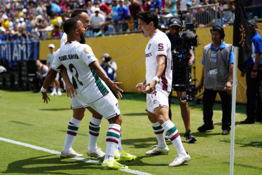 Germán Cano del Fluminense (der.) celebra con sus compañeros tras marcar el primer gol del 0-1 durante el partido de la Copa Mundial de Clubes de la FIFA 2025 entre el Inter de Milán y el Fluminense en Charlotte, Carolina del Norte, EE. UU., el 30 de junio de 2025.