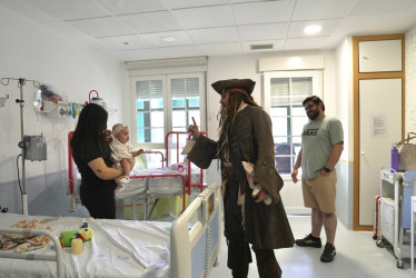 El actor Johnny Depp ha sorprendido con su visita a pacientes del Hospital público Infantil Niño Jesús de la Comunidad de Madrid disfrazado del capitán Jack Sparrow de las películas Piratas del Caribe. 