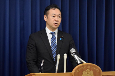El ministro de Justicia de Japón, Keisuke Suzuki, habla durante una conferencia de prensa en el Ministerio en Tokio. El Ministerio de Justicia anunció que Takahiro Shiraishi, quien fue condenado a muerte por el asesinato de nueve personas en un apartamento cerca de Tokio en 2017, fue ejecutado este viernes 27 de junio del 2025. Este es el primer ahorcamiento desde julio de 2022 en Japón.