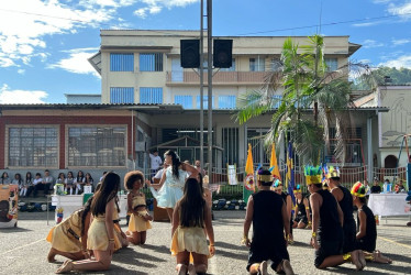 Los estudiantes participaron en la organización, preparación y ejecución de este maravilloso y solemne acto que contó con presentaciones variadas.