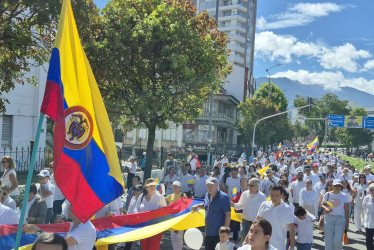 En Manizales muestran rechazo a la violencia en Colombia, a raíz del ataque al senador Miguel Uribe Turbay. 